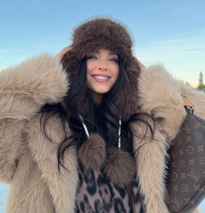 Addison buiten in Luis Vuitton outfit