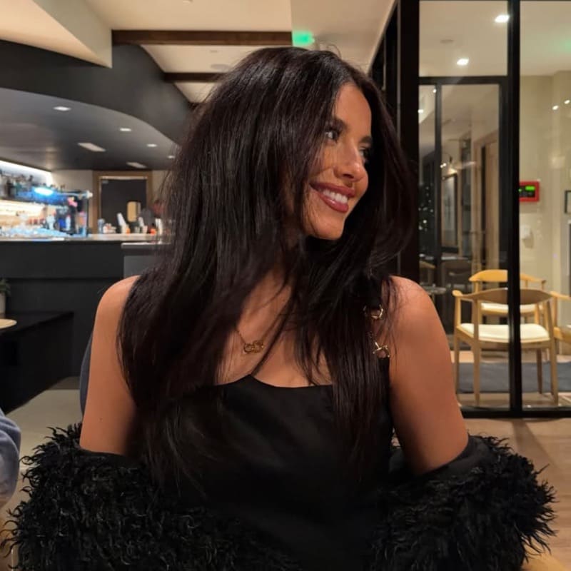 Hete brunette op restaurant