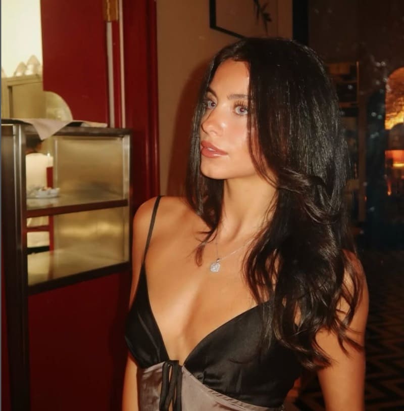 Addison in hete outfit met diepe decolleté