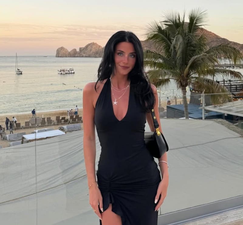 Addison in mooie zwarte jurk 