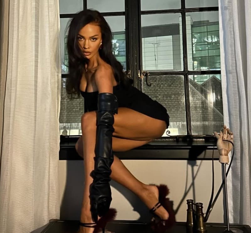 Madison in sexy zwarte outfit