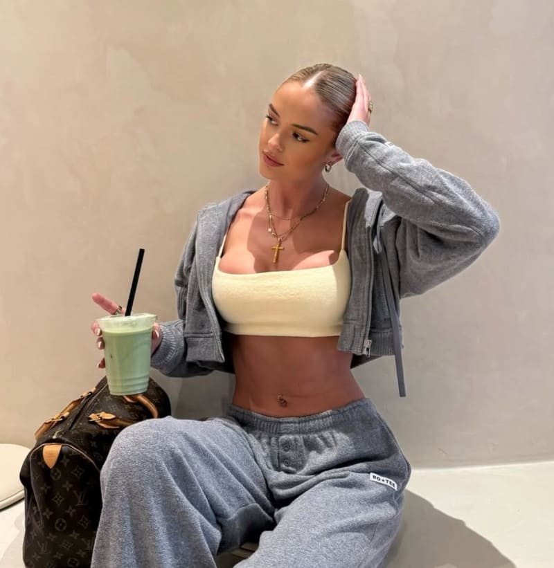 Babe met dikke tieten in wit topje met blauwe outfit