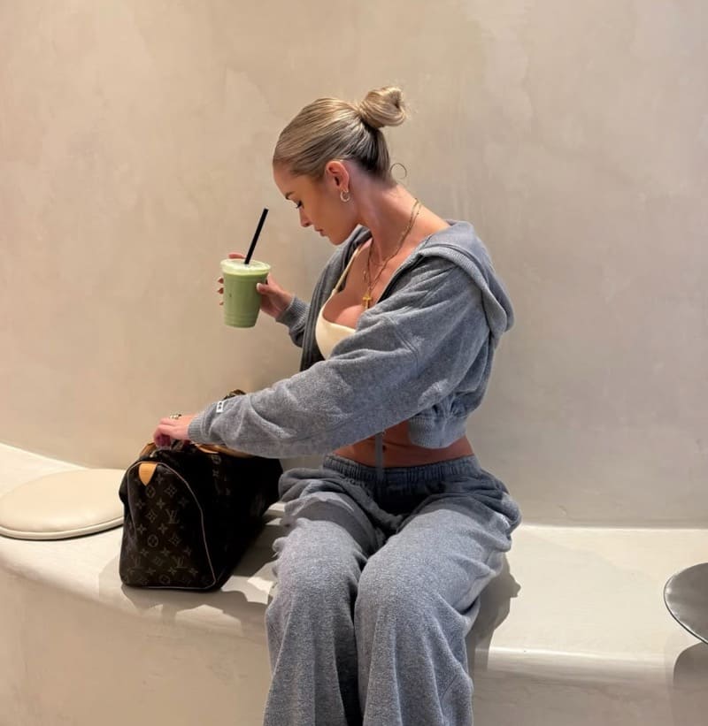 Sexy model met koffie