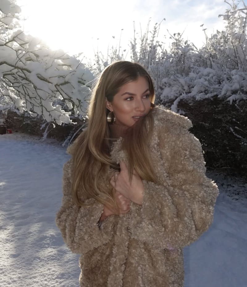 Sexy dame in bontjas met mooie ogen