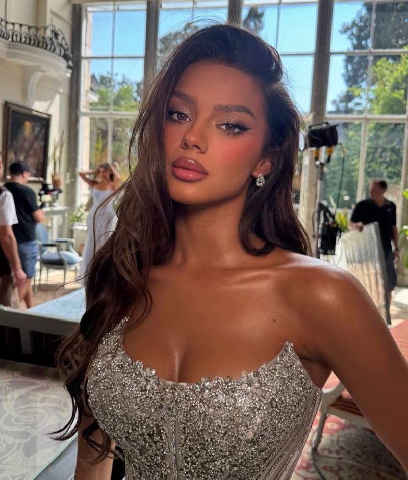 Sindy met dikke tieten in grijze jurk