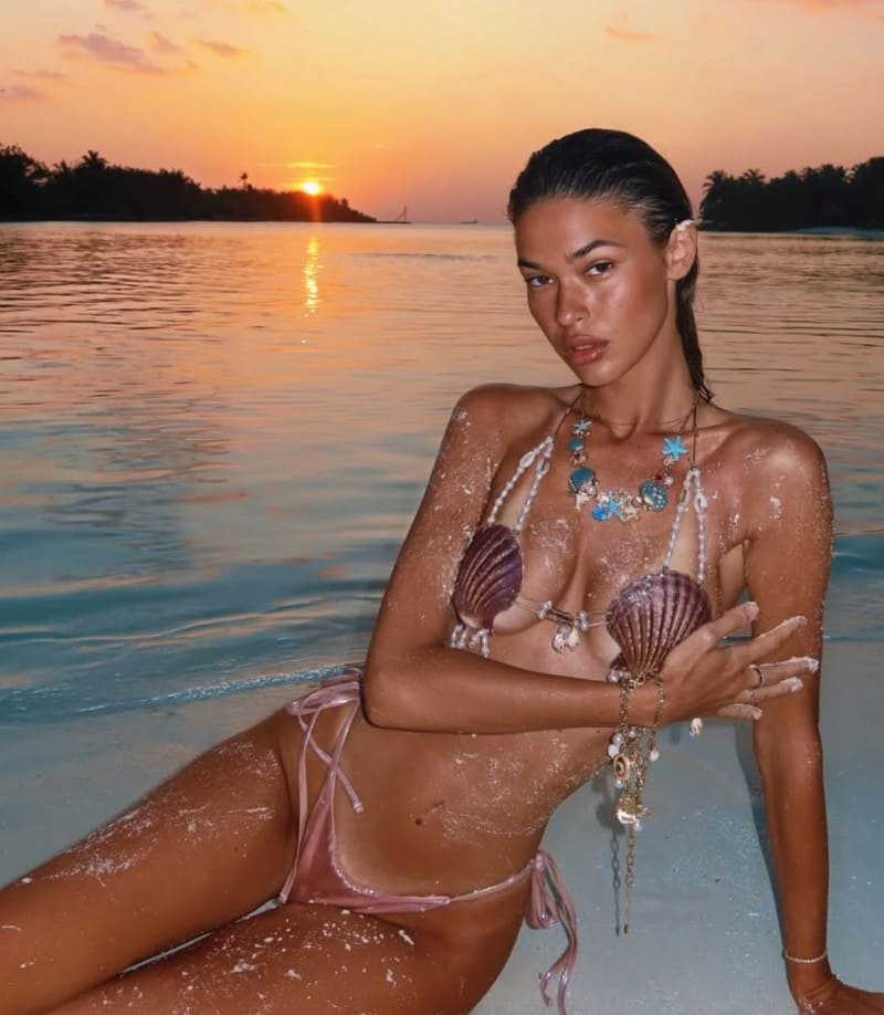 Alesia in bruine bikini