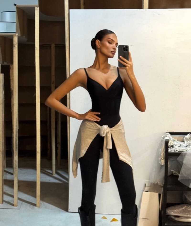 Ema in zwarte strak topje met diepe decolleté