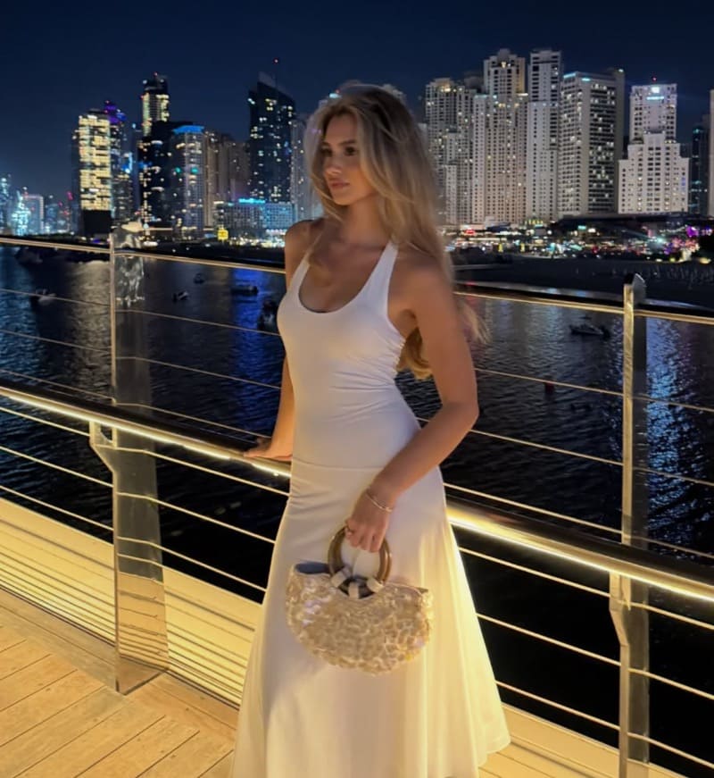 Merve in lange witte jurk