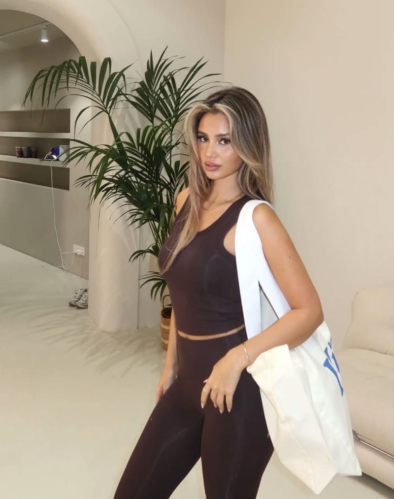 Merve in bruine outfit