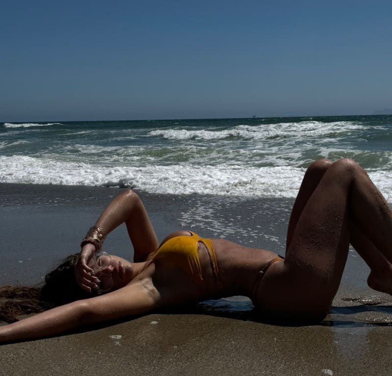 Chloe op strand in bikini