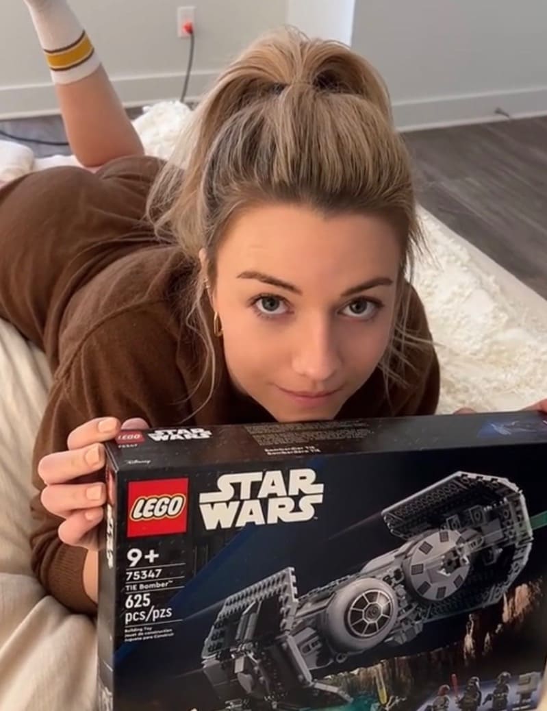 Babe in sexy bruine outfit met dikke billen