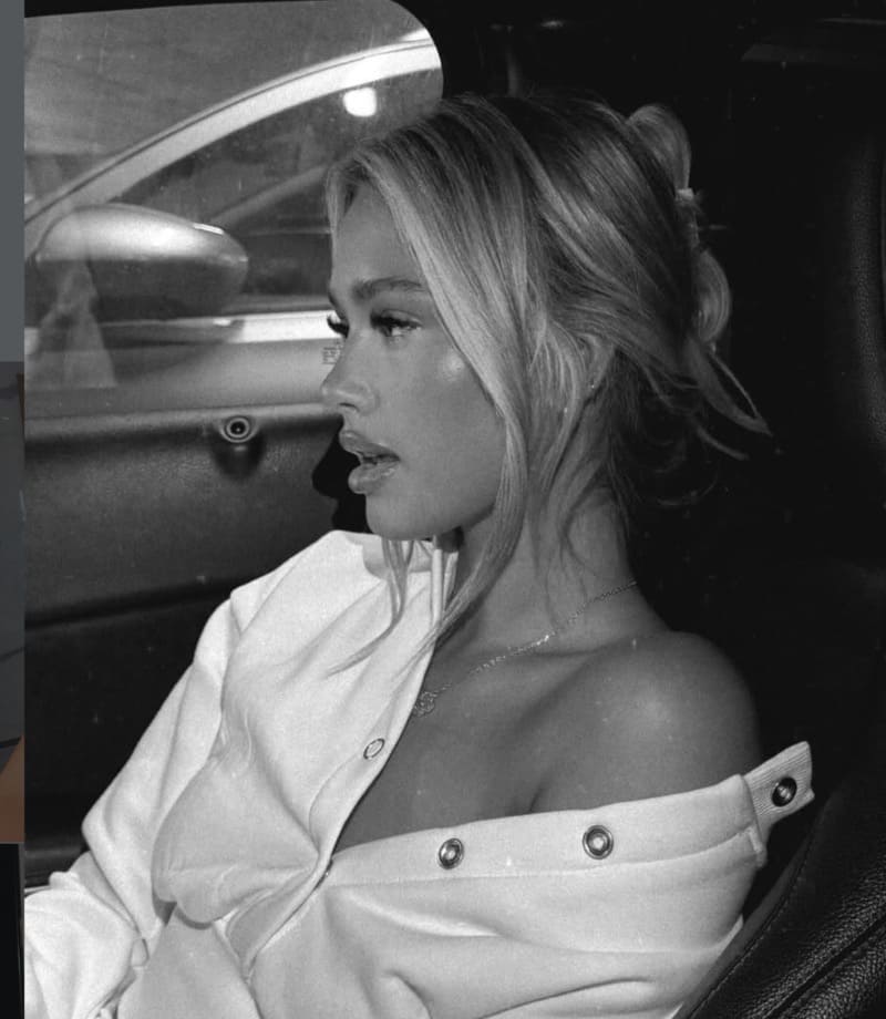 Sexy blondine in auto