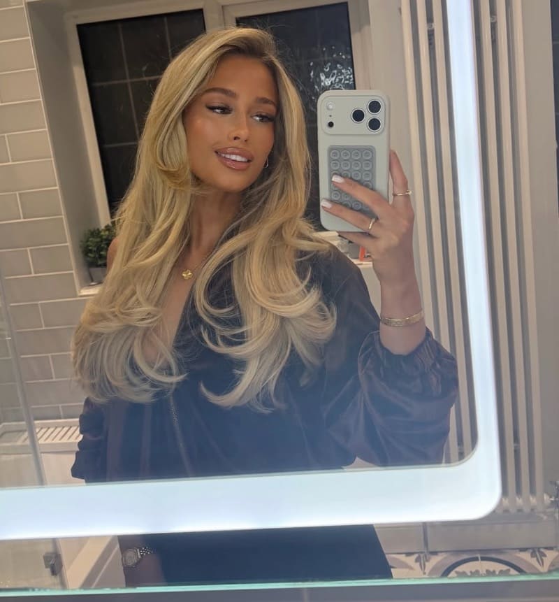 Jessica neemt spiegel selfie