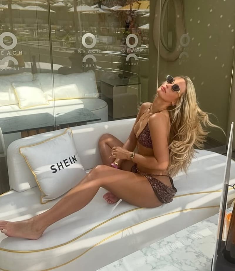 Babe in bruine outfit op lounge