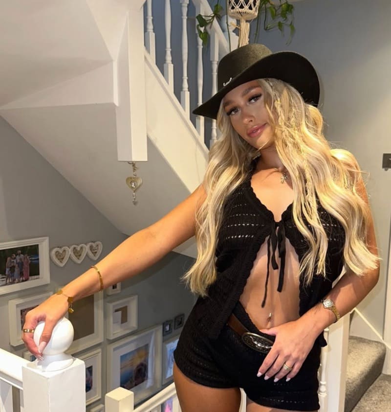 Sexy blondine in strak zwart topje