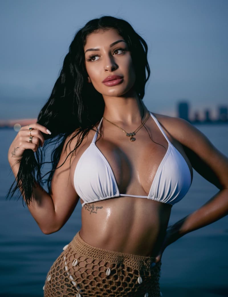 Barbara in sexy witte bikini