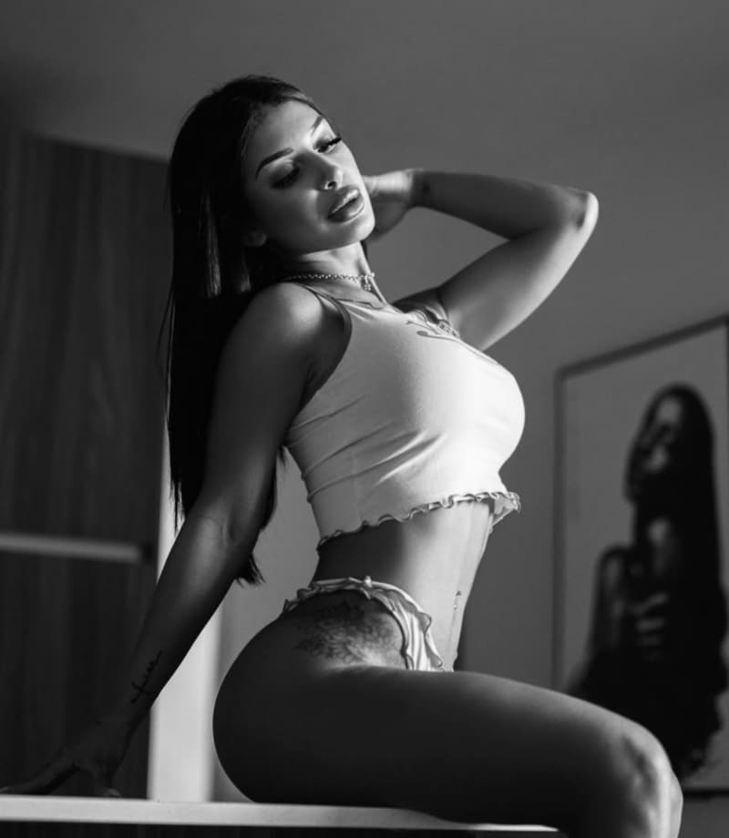 Brunette met dikke tieten in wit topje