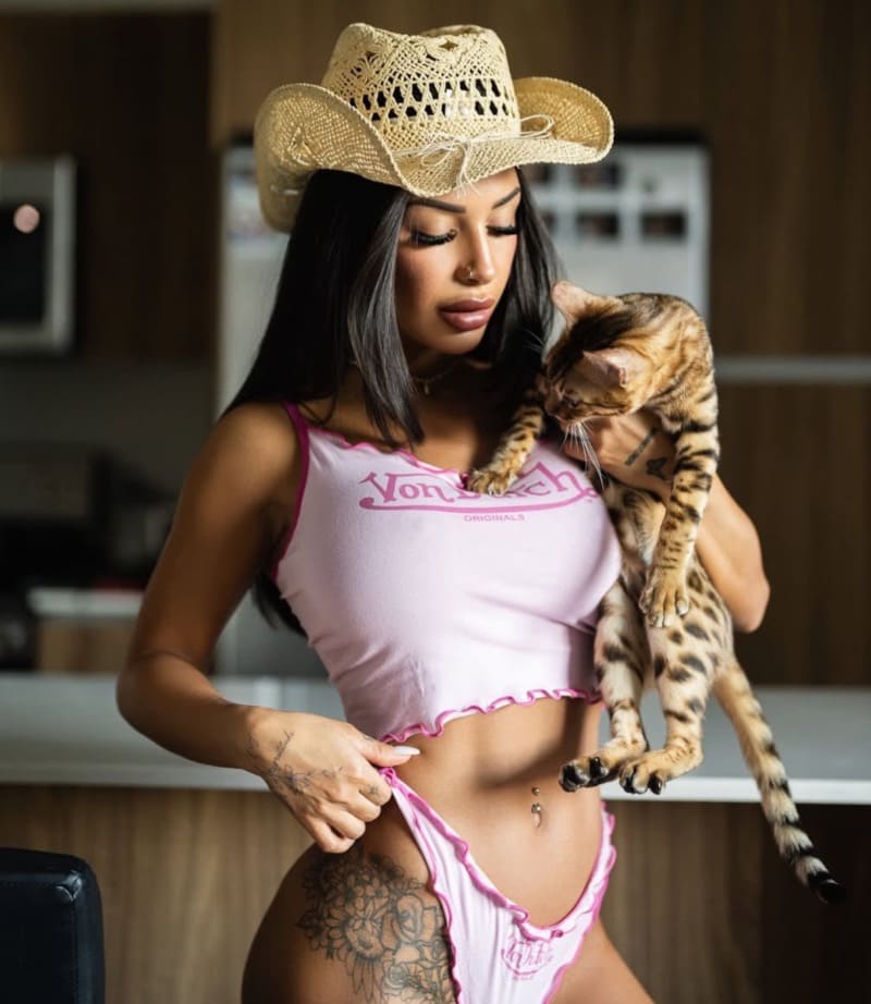 Barbara in sexy roze outfit