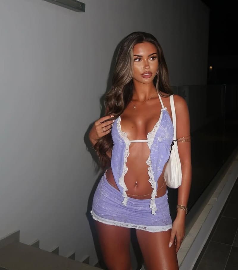 Angel in sexy paarse outfit