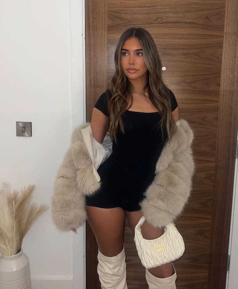 Knappe brunette in zwart jurkje