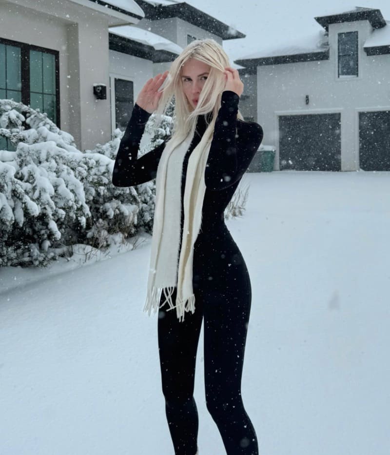 Lennon in sexy zwarte outfit