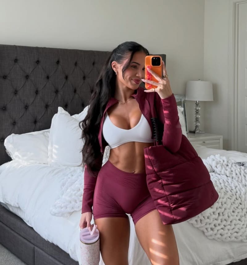 Sexy dame in hete sport outfit 