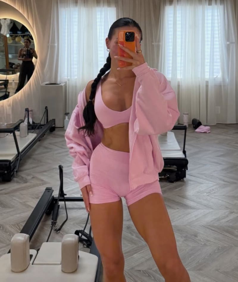 Ashley in roze sport outfit