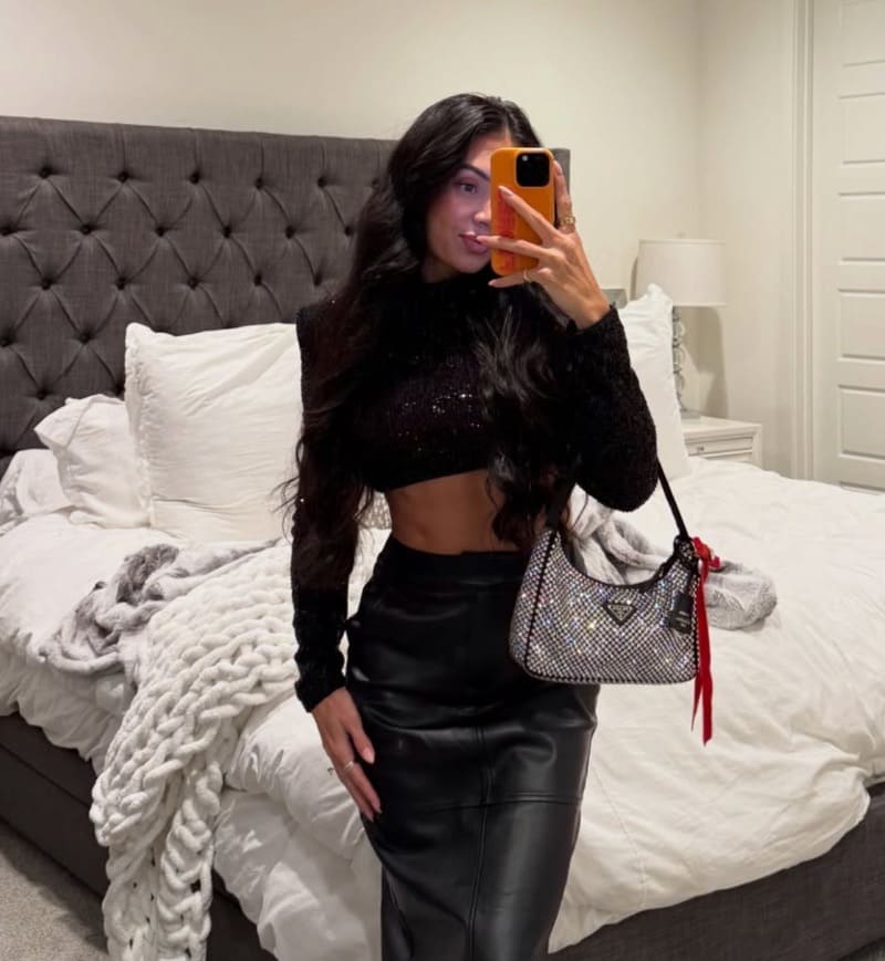 Ashley in sexy zwarte outfit