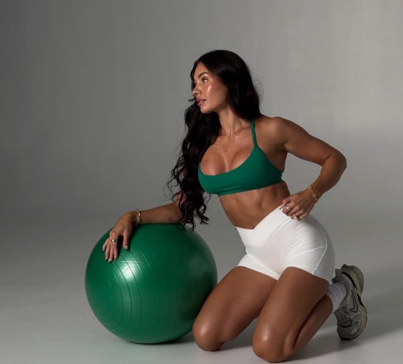 Sexy dame met fitness ball