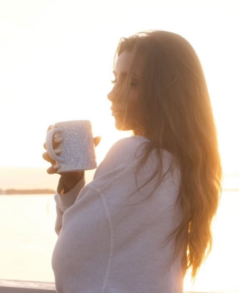 Sexy brunette met koffiemok