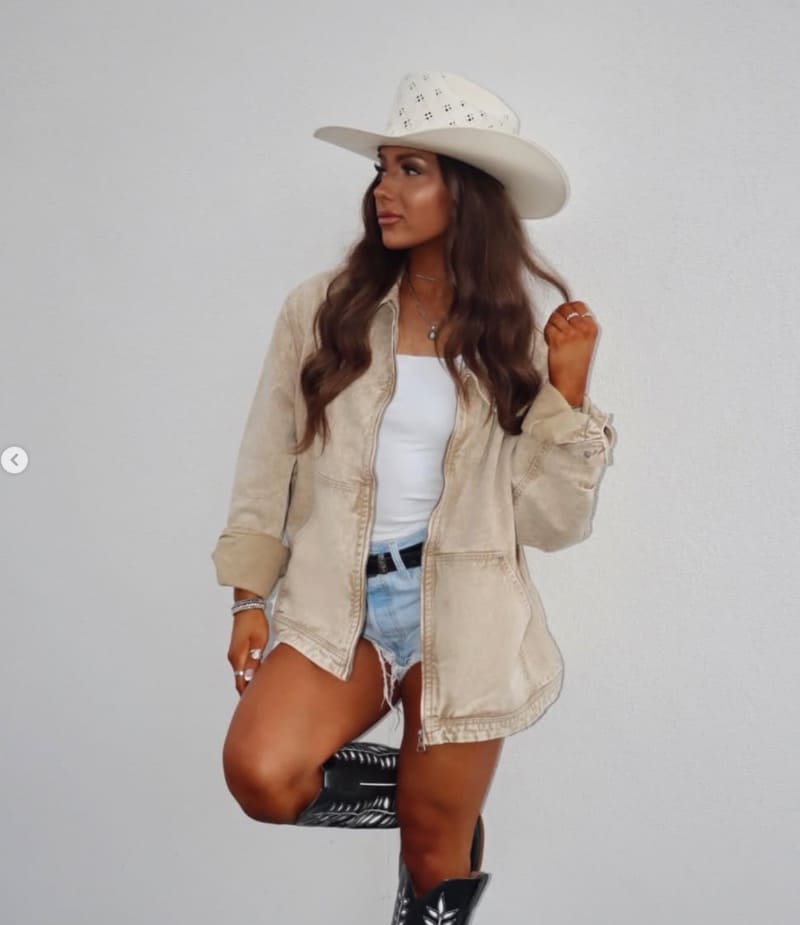 Hete dame met coole Outfit