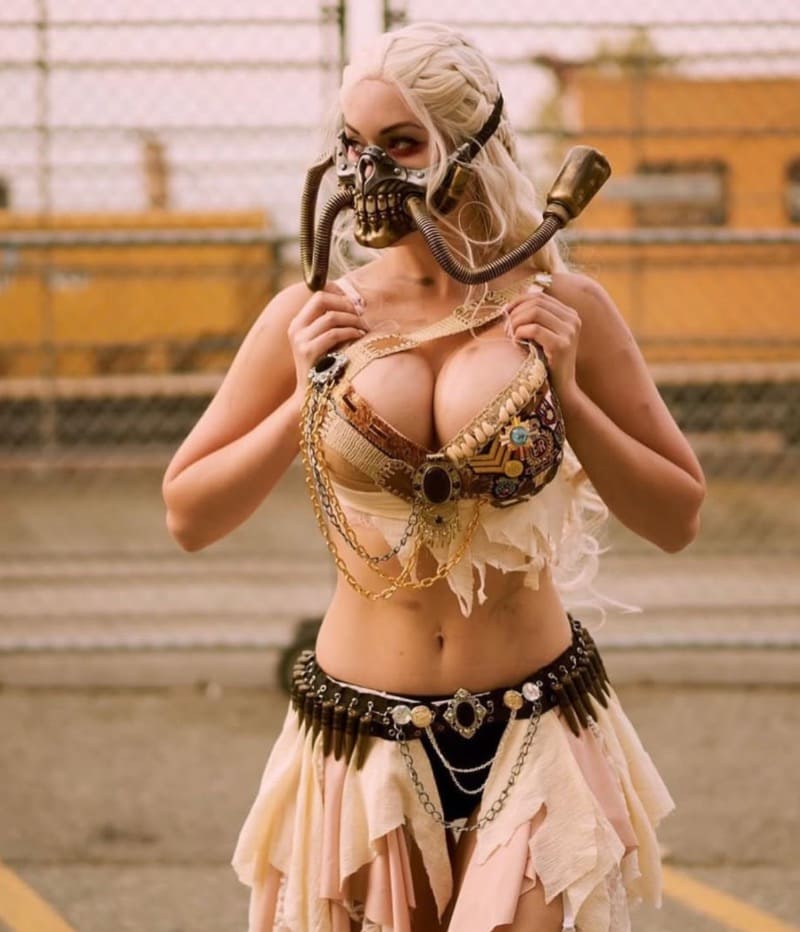 Veronika in sexy cosplay