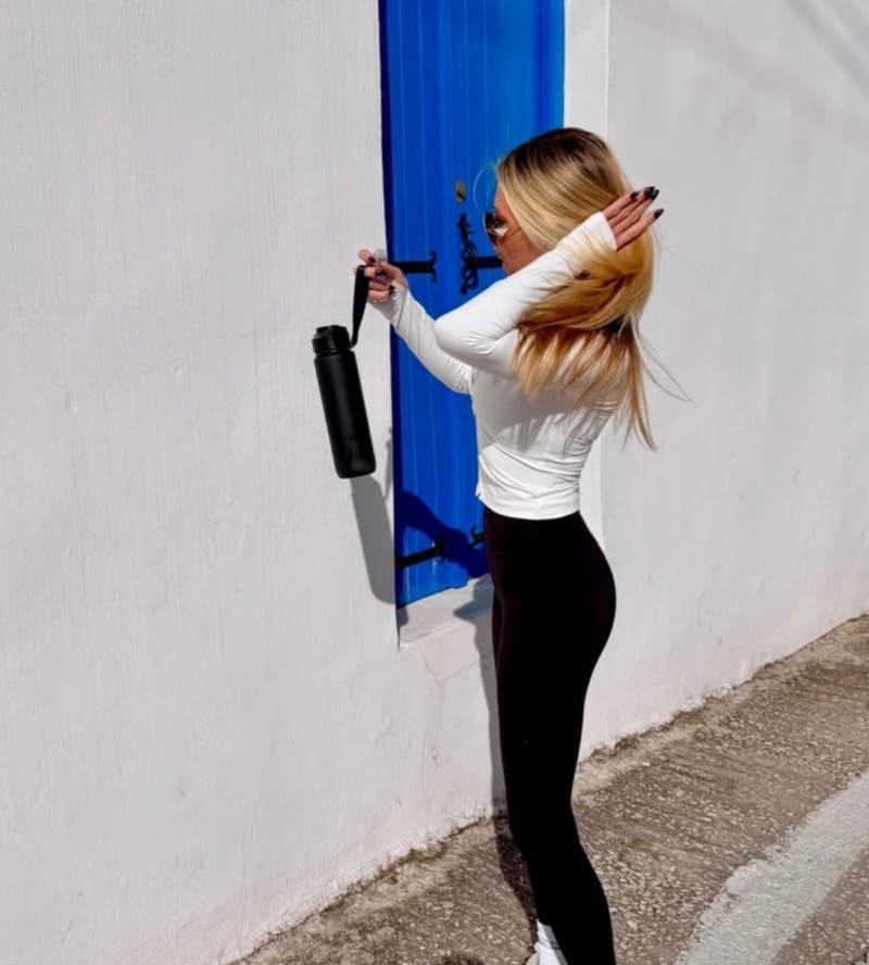 Hete blondine in sport outfit