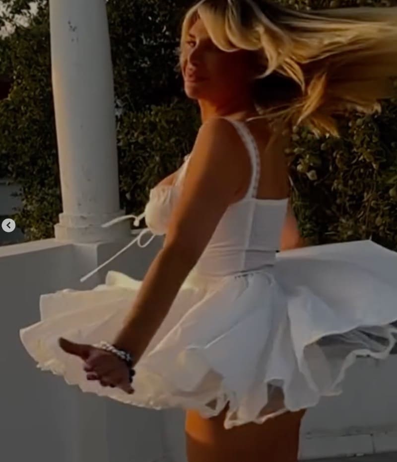 Mika flash mensen met veel te kort rokje