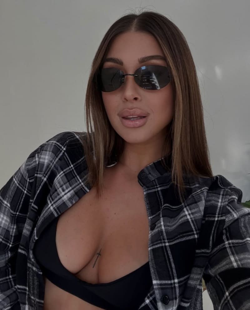 Vanessa in sexy topje met dikke tieten