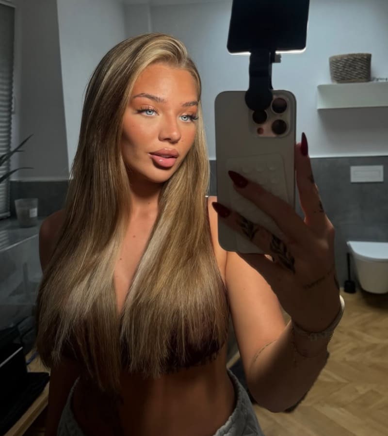 Babe maakt selfie in spiegel