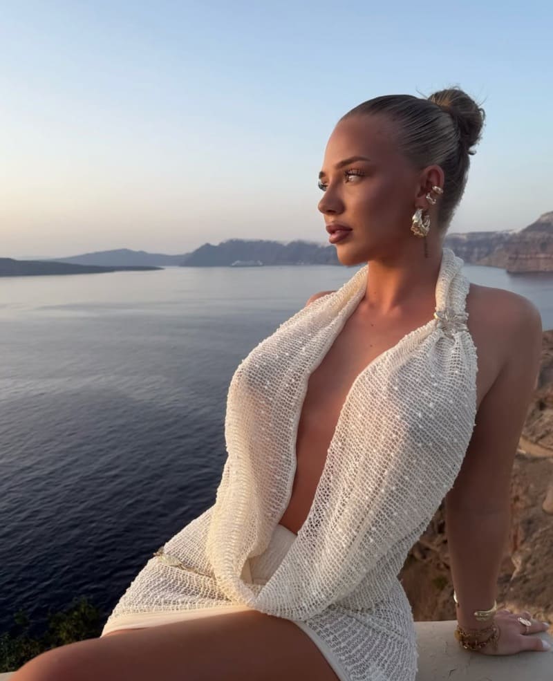 Elaine in witte jurk