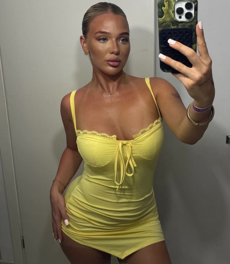 Elaine in gele sexy outfit