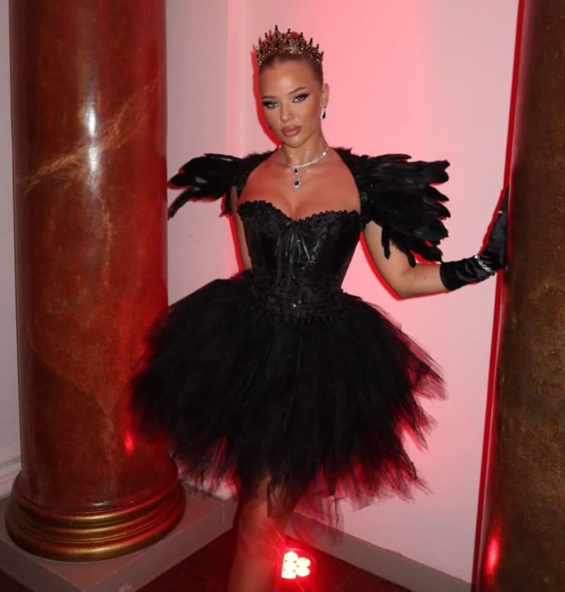 Babe in korte feestelijke zwarte jurk