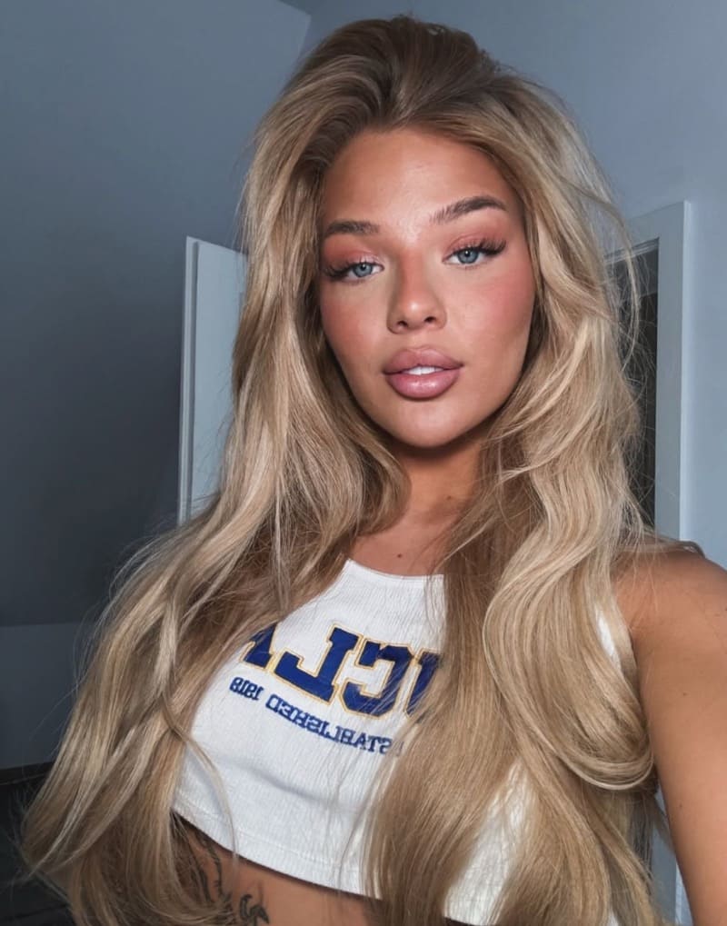 Sexy dame in wit topje