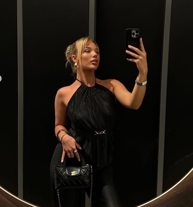 Sexy blondine in strakke zwarte outfit