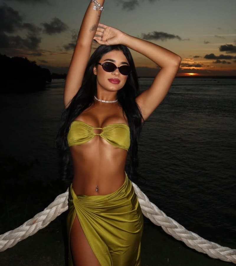 Samyra in sexy groene bikini