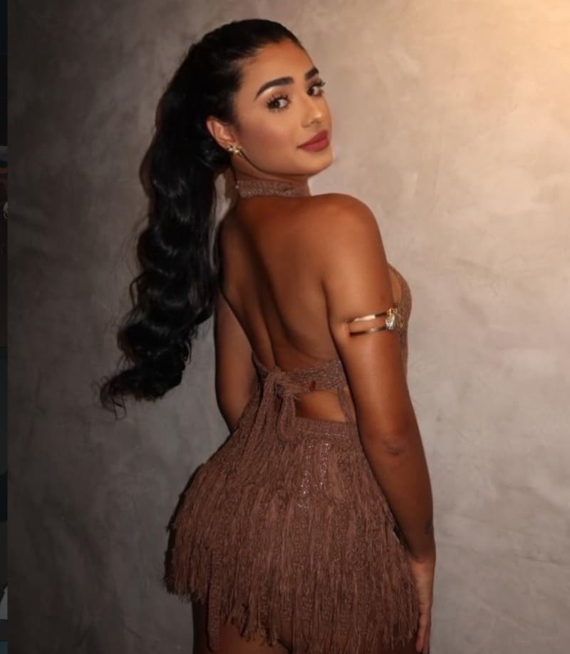 Samyra in sexy outfit