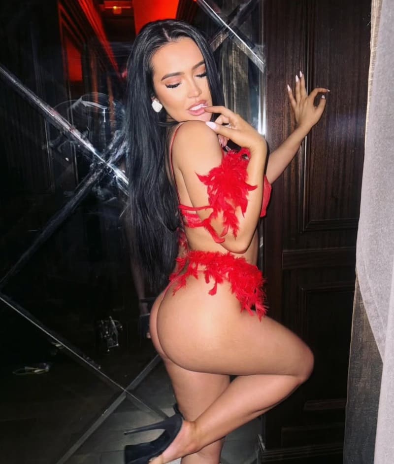 Bailey in sexy rode lingeri e