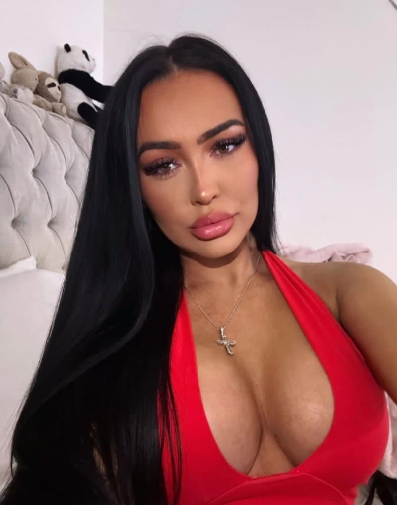 Sexy model in rode lingerie