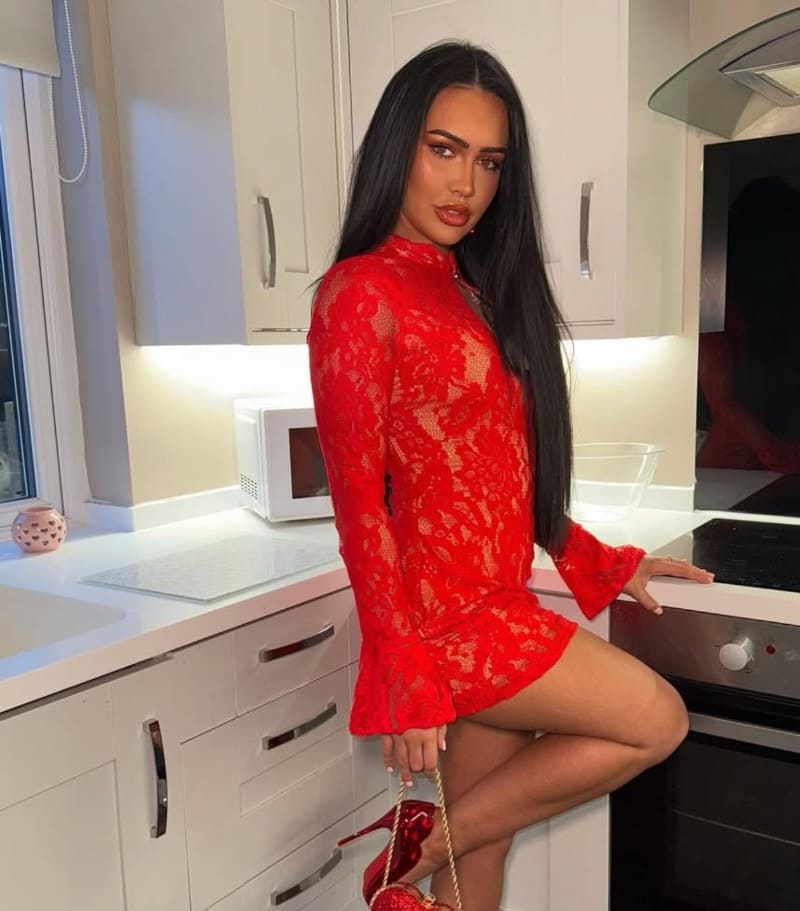 Bailey in rode jurk in keuken