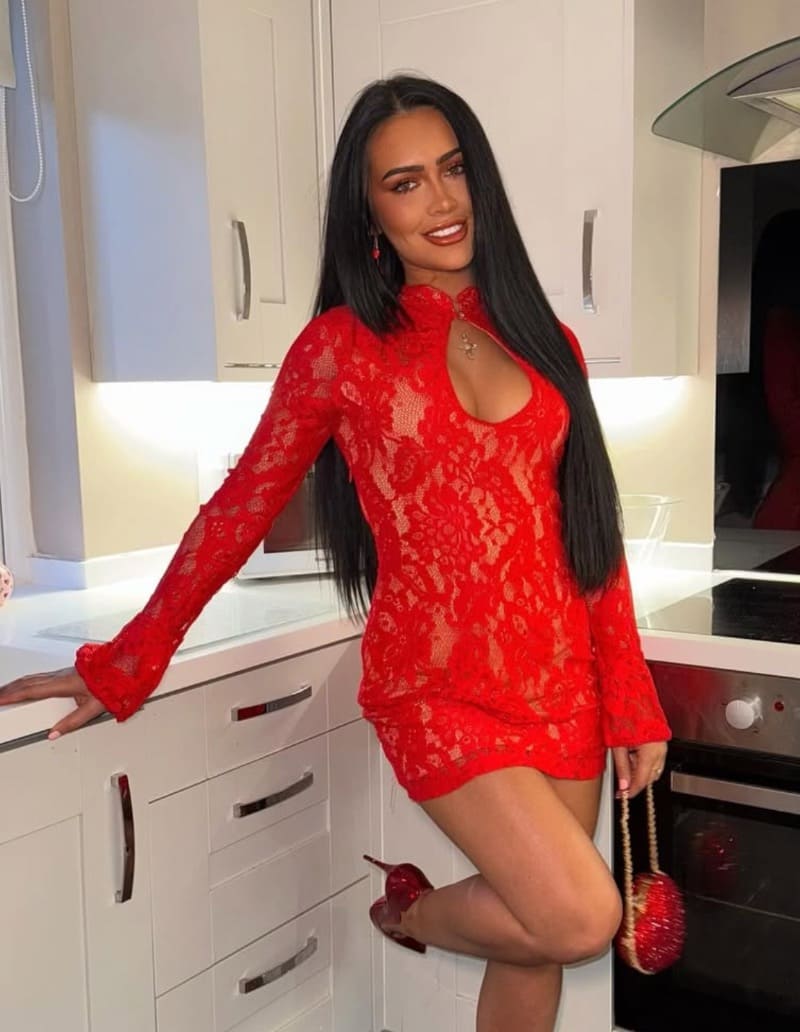 Bailey in sexy rode jurk