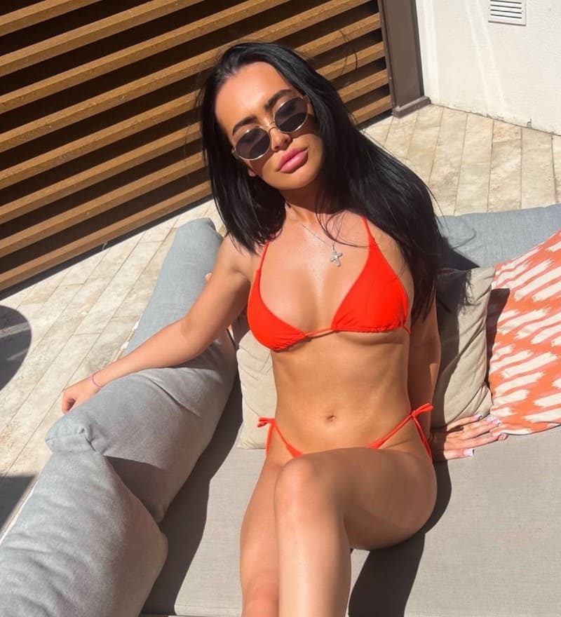 Sexy model met rode bikini