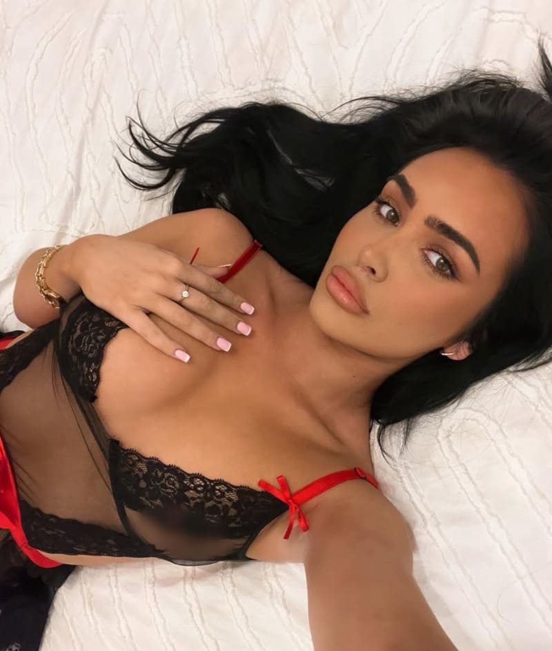 Knappe dame met dikke tieten