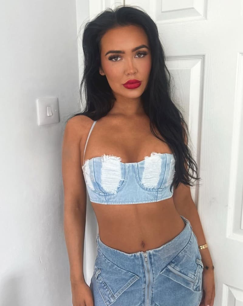 Bailey in sexy jeans outfit